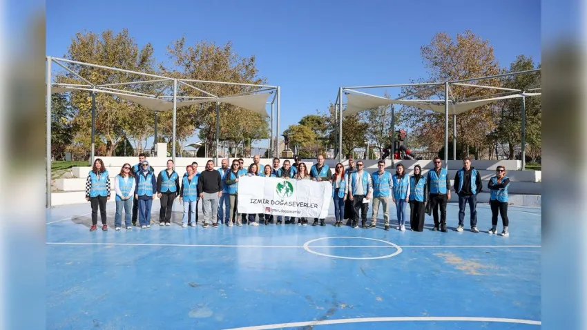 İzmirli gönüllüler doğa için el ele verdi: Yörük Ali Efe Parkı temizlendi