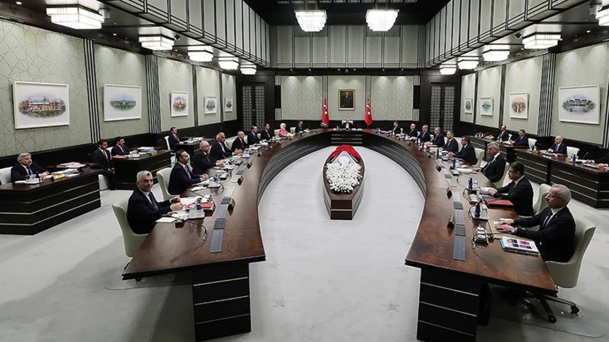 Kabine toplanıyor: Gündemde uçak kazası, PKK'nın çekilmesi ve Gazze var haberinin görseli