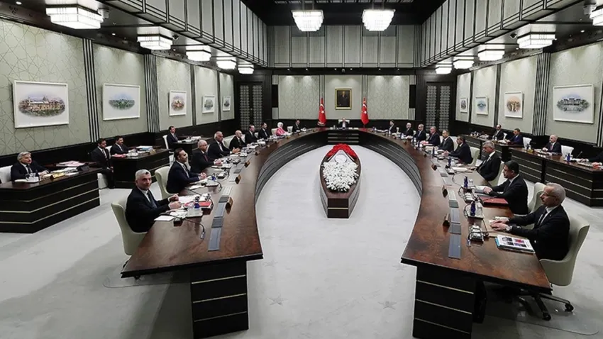 Kabine toplanıyor: Gündemde uçak kazası, PKK'nın çekilmesi ve Gazze var haberinin görseli