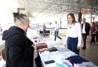 Karşıyaka’yı mahalle mahalle gezen Başkan Ünsal vatandaşlarla buluştu