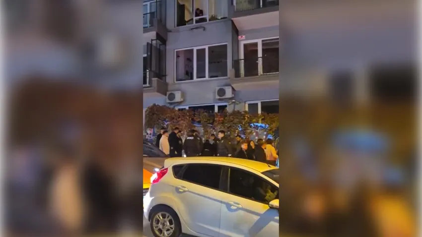 Sosyal Medya akımı tehlikeye döndü: Kızılay tabelası önünde bıçaklı kavga