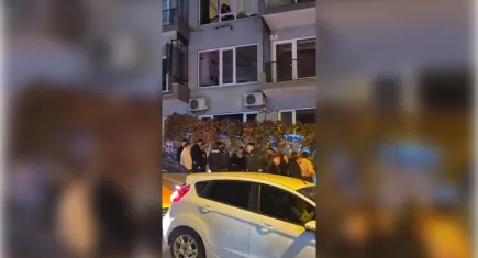 Sosyal Medya akımı tehlikeye döndü: Kızılay tabelası önünde bıçaklı kavga