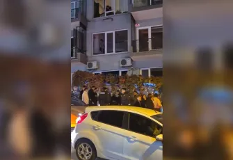 Sosyal Medya akımı tehlikeye döndü: Kızılay tabelası önünde bıçaklı kavga