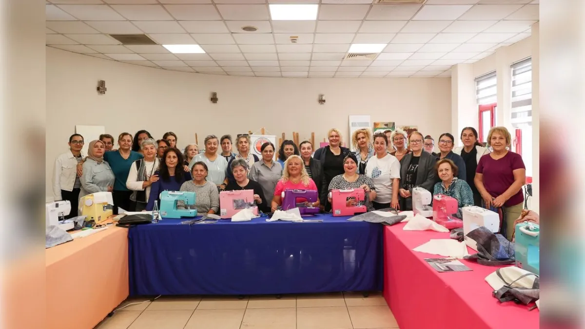 Bucalı kadınların el emeği gençlere umut oldu: Çanta atölyesinden eğitime destek haberinin görseli