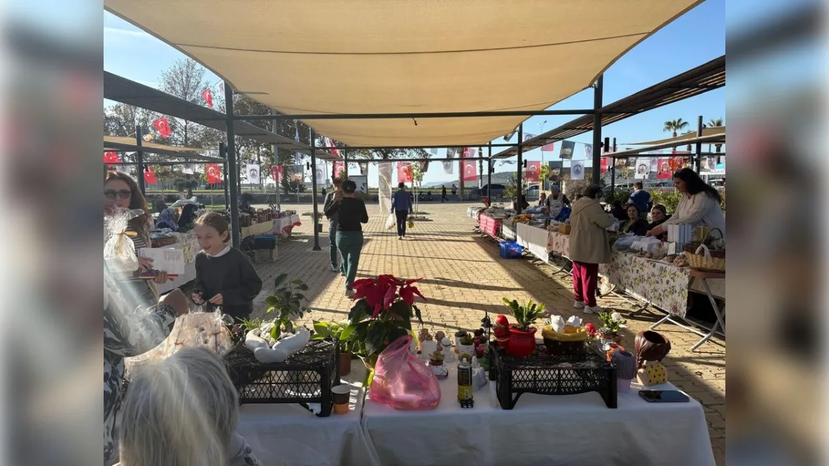 Efes Tarlası Yaşam Köyü'nde üretici pazarında geri dönüşüm haftası haberinin görseli