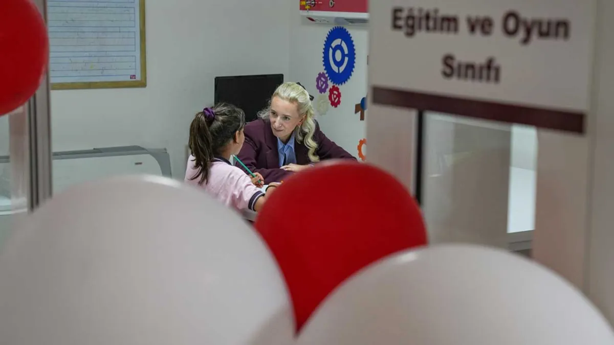 İzmir’de tedavi gören çocuklar için hastanede sınıf kuruldu haberinin görseli