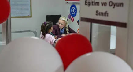 İzmir’de tedavi gören çocuklar için hastanede sınıf kuruldu