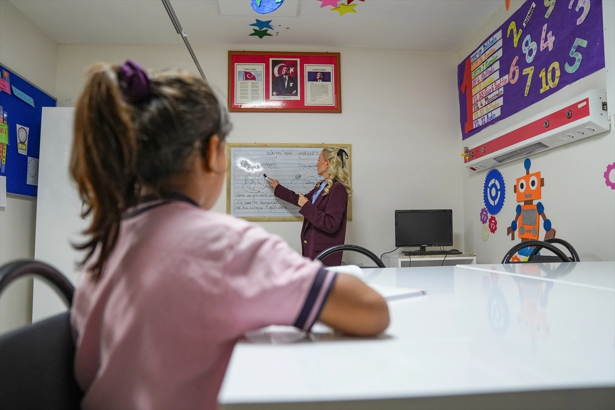 İzmir&#039;de tedavi gören çocuklar için hastaneye taşınan sınıf modeliyle eğitim sürüyor başlıklı video haberin görseli