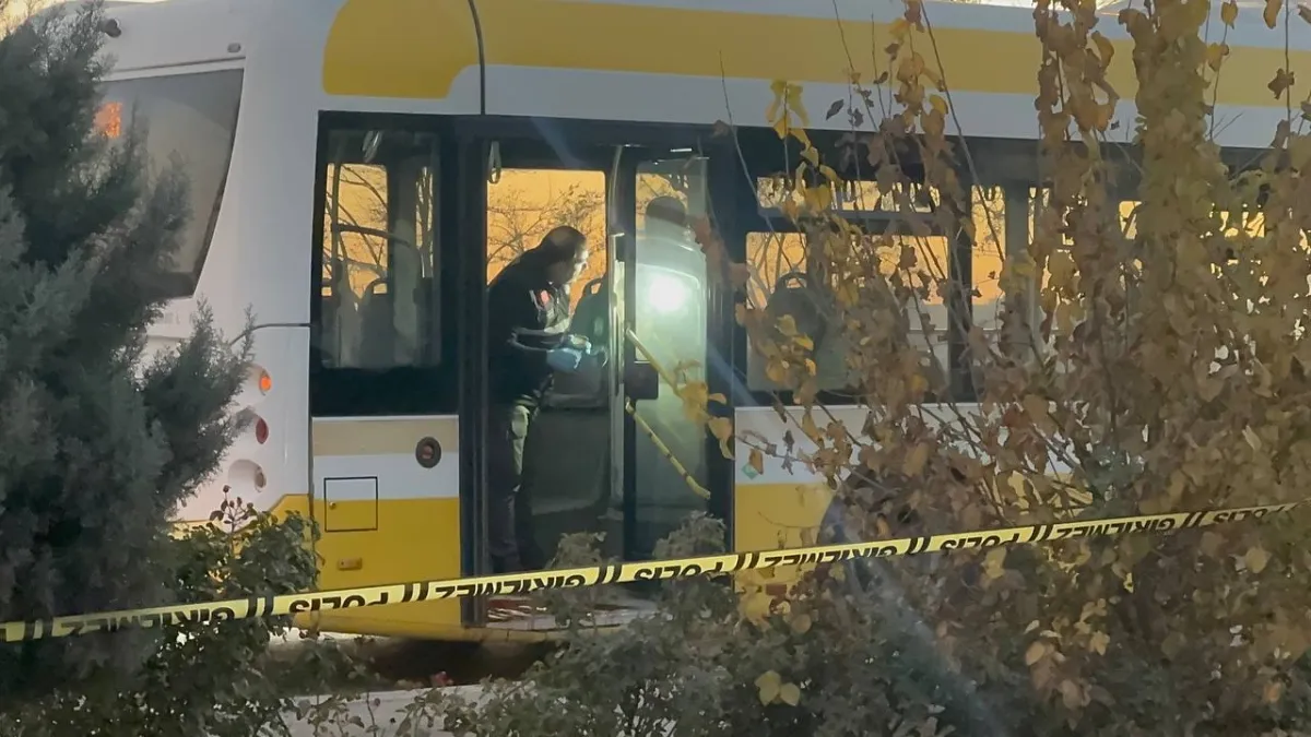 Konya'da belediye otobüsünde saldırı: Genç adam eşinin gözleri önünde bıçaklanarak öldürüldü haberinin görseli