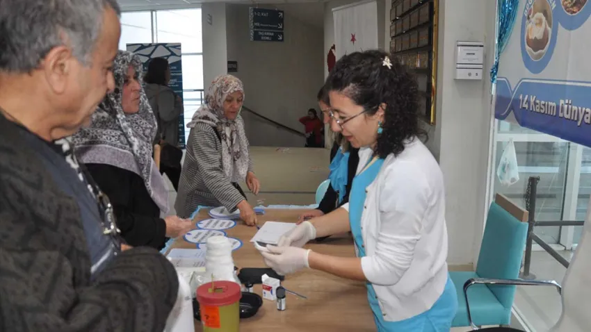 Ödemiş’te Dünya Diyabet Günü kapsamında kan şekeri ölçümü yapıldı
