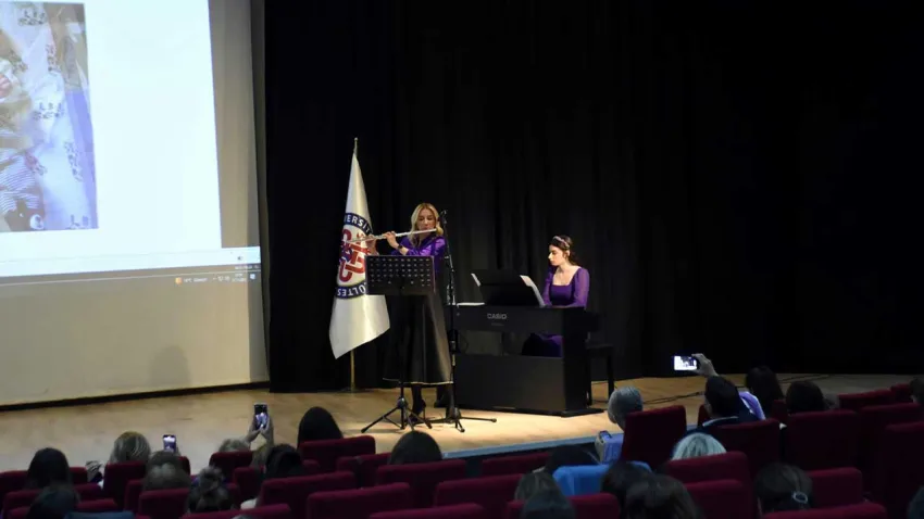 Prematüre doğduğu hastanede doktoruyla sahneye çıktı haberinin görseli