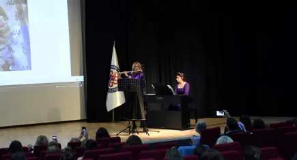 Prematüre doğduğu hastanede doktoruyla sahneye çıktı