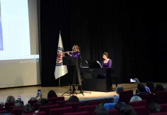 Prematüre doğduğu hastanede doktoruyla sahneye çıktı