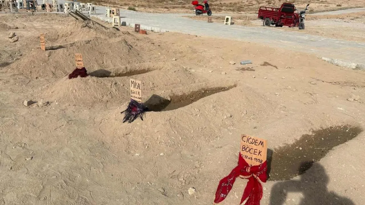 Afyonkarahisar'da yürek yakan veda: Servet böcek, ailesinin yanına defnedildi haberinin görseli