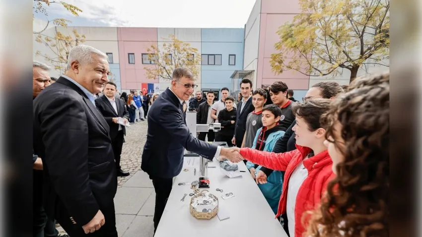 Başkan Tugay, gençler için Türkiye'ye örnek protokole imza attı