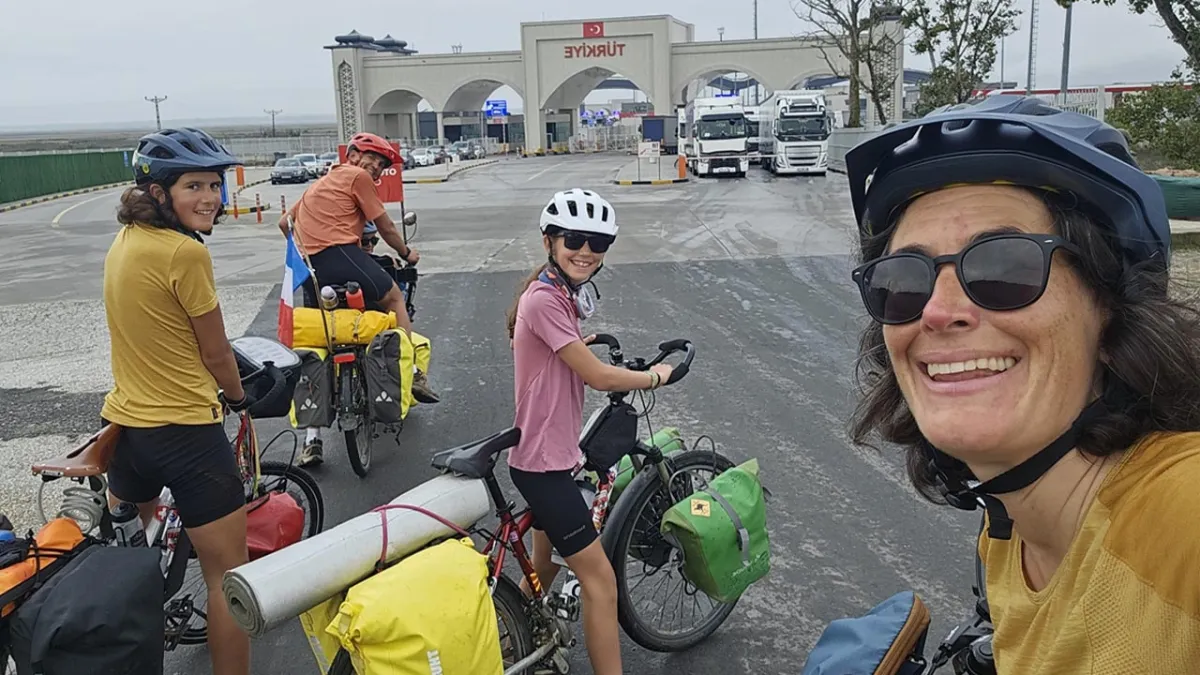Bisikletle dünya turunda 11 ülke, 3700 kilometre: Fransız ailenin durağı İzmir oldu haberinin görseli