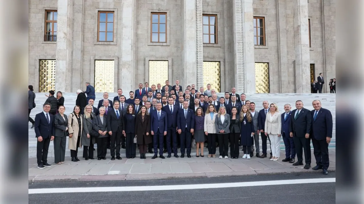 CHP İzmir Özgür Özel'i ziyaret etti haberinin görseli