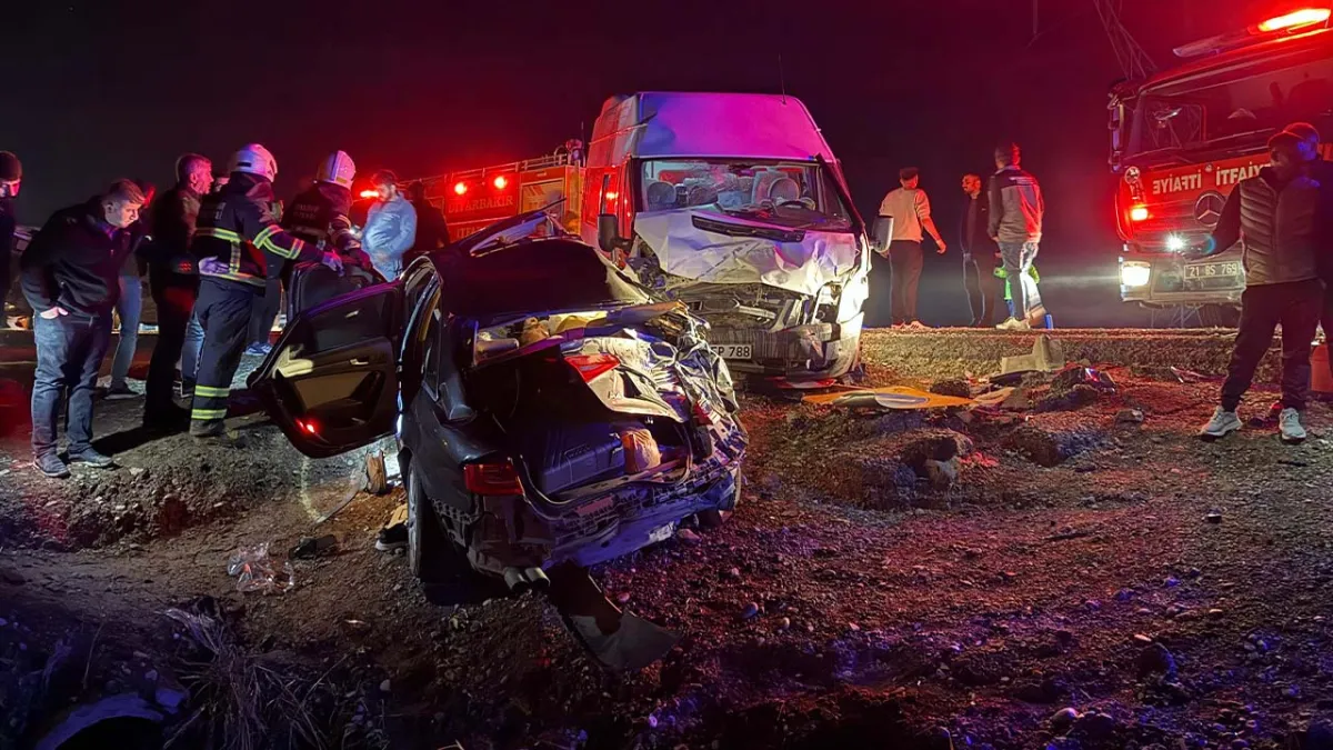 Diyarbakır’da zincirleme trafik kazası: 3 kişi hayatını kaybetti, 7 kişi yaralandı haberinin görseli
