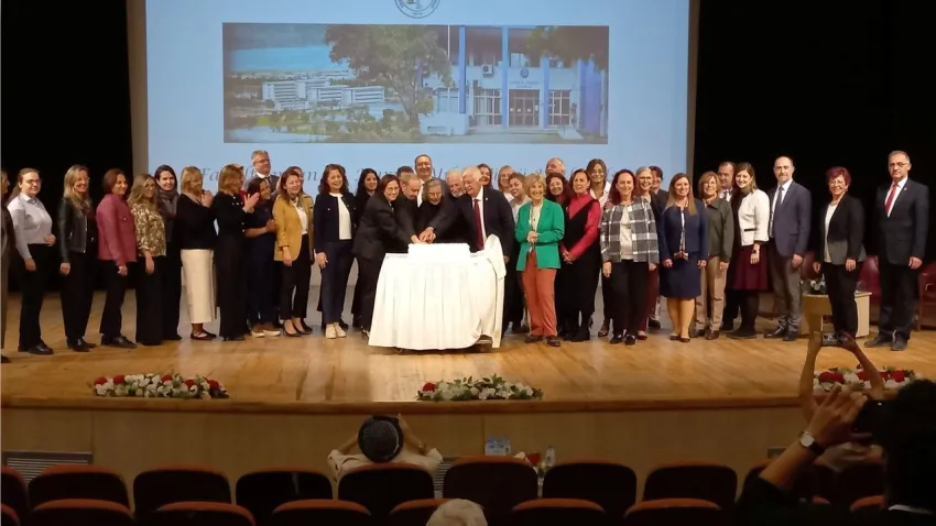 Ege Üniversitesi Eczacılık Fakültesi 50. yılını coşuyla kutladı haberinin görseli