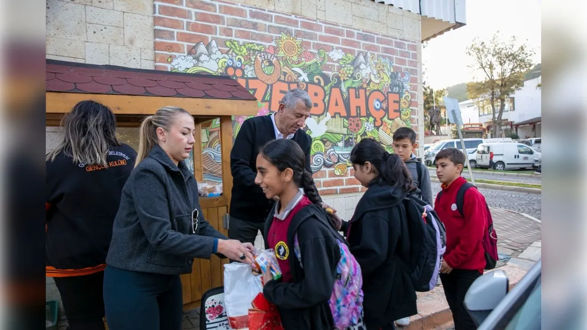 Güzelbahçe’de çiftçinin dalında kalan ürünü belediyeden halka ücretsiz destek haberinin görseli