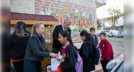 Güzelbahçe’de çiftçinin dalında kalan ürünü belediyeden halka ücretsiz destek