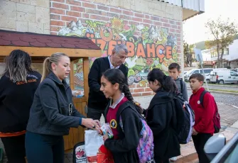 Güzelbahçe’de çiftçinin dalında kalan ürünü belediyeden halka ücretsiz destek