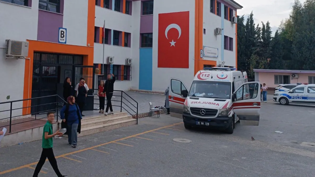 İzmir’de yangın tüpü paniği: 15 öğrenci kimyasal tozdan etkilendi haberinin görseli
