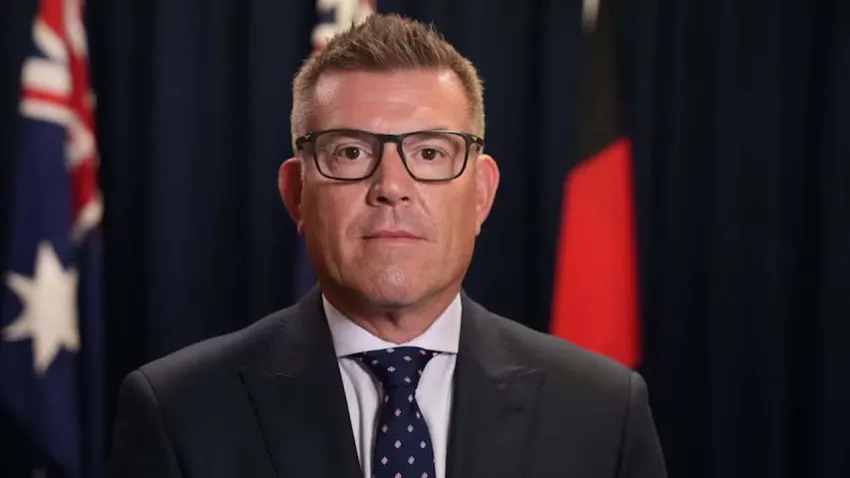 Kızının yetişkin içeriklerde videoları ortaya çıkan siyasyi parti lideri istifa etti haberinin görseli