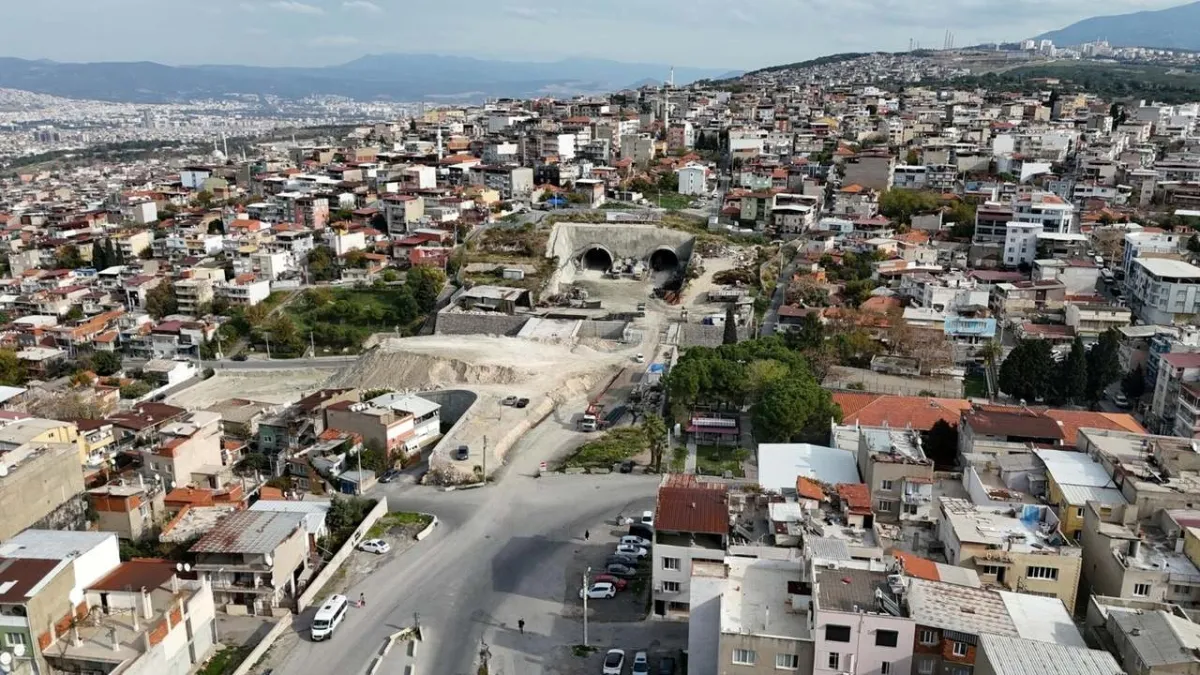 Onat Tüneli çalışmaları Buca'da krize dönüştü: Mahalleli meydana gelen çatlaklardan şikayetçi! haberinin görseli