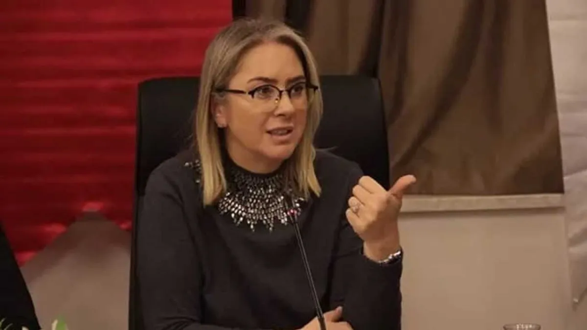 AK Partili Çankırı: "110 milyar TL bütçeye rağmen İzmir çöp içinde!" haberinin görseli