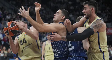 Anadolu Efes’ten nefes kesen zafer! Barcelona’yı son saniyede devirdi