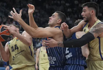 Anadolu Efes’ten nefes kesen zafer! Barcelona’yı son saniyede devirdi