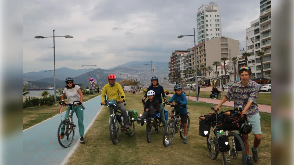 Bisikletle kilometreleri aşan Fransız aile İzmir’de haberinin görseli