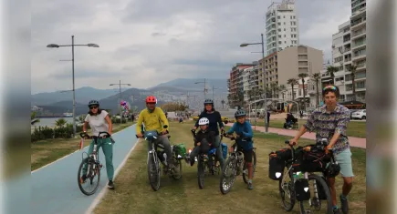 Bisikletle kilometreleri aşan Fransız aile İzmir’de