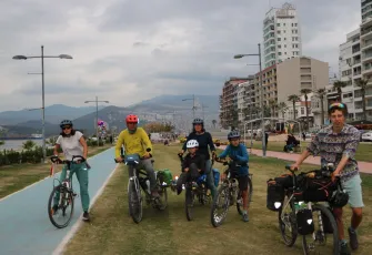 Bisikletle kilometreleri aşan Fransız aile İzmir’de