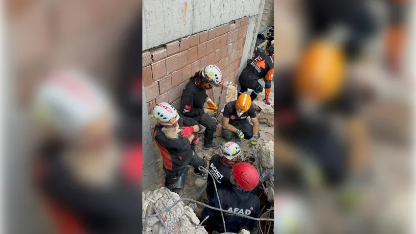 Buca’da enkaz altında kalan yavru köpeği BUCAKUT kurtardı