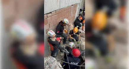 Buca’da enkaz altında kalan yavru köpeği BUCAKUT kurtardı