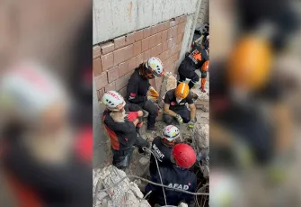 Buca’da enkaz altında kalan yavru köpeği BUCAKUT kurtardı