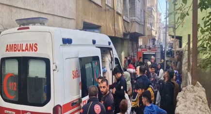 Diyarbakır'da korkutan yangın: Aralarında çocukların da bulunduğu 13 kişi dumandan etkilendi