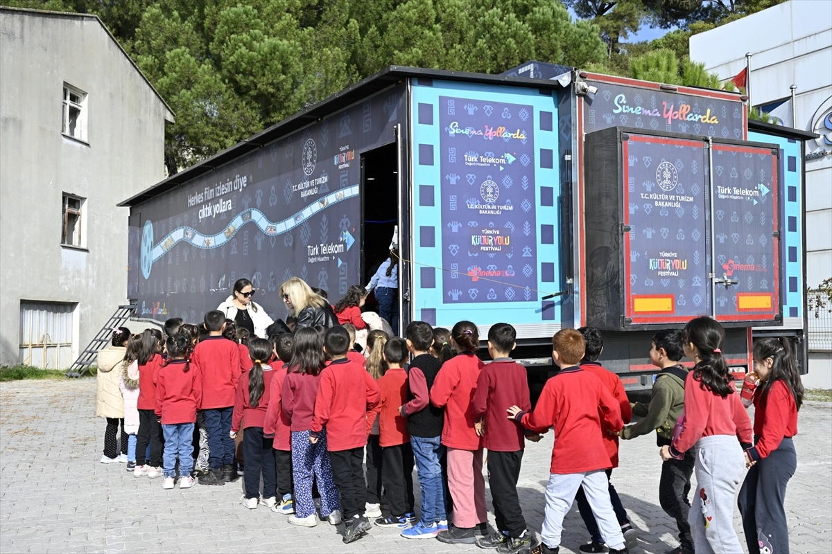 Gezen Sinema Tırı Manisa&#039;da Çocuklarla Buluştu başlıklı video haberin görseli
