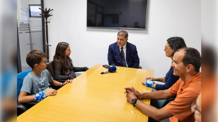 İzmir’de dünya turu: Fransız bisikletli aile Başkan Tugay’la buluştu