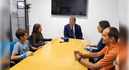 İzmir’de dünya turu: Fransız bisikletli aile Başkan Tugay’la buluştu