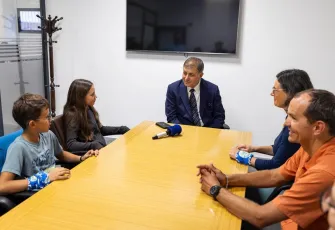 İzmir’de dünya turu: Fransız bisikletli aile Başkan Tugay’la buluştu