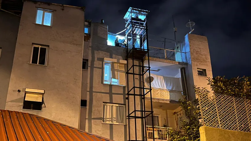 İzmir’de engelli kardeşi için yaptırdığı asansörün kapısından düşen kadın hayatını kaybetti