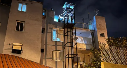 İzmir’de engelli kardeşi için yaptırdığı asansörün kapısından düşen kadın hayatını kaybetti