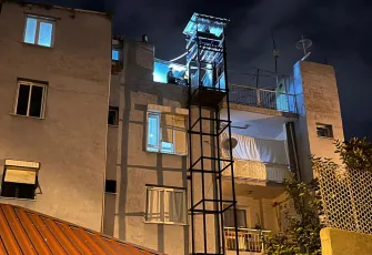 İzmir’de engelli kardeşi için yaptırdığı asansörün kapısından düşen kadın can verdi