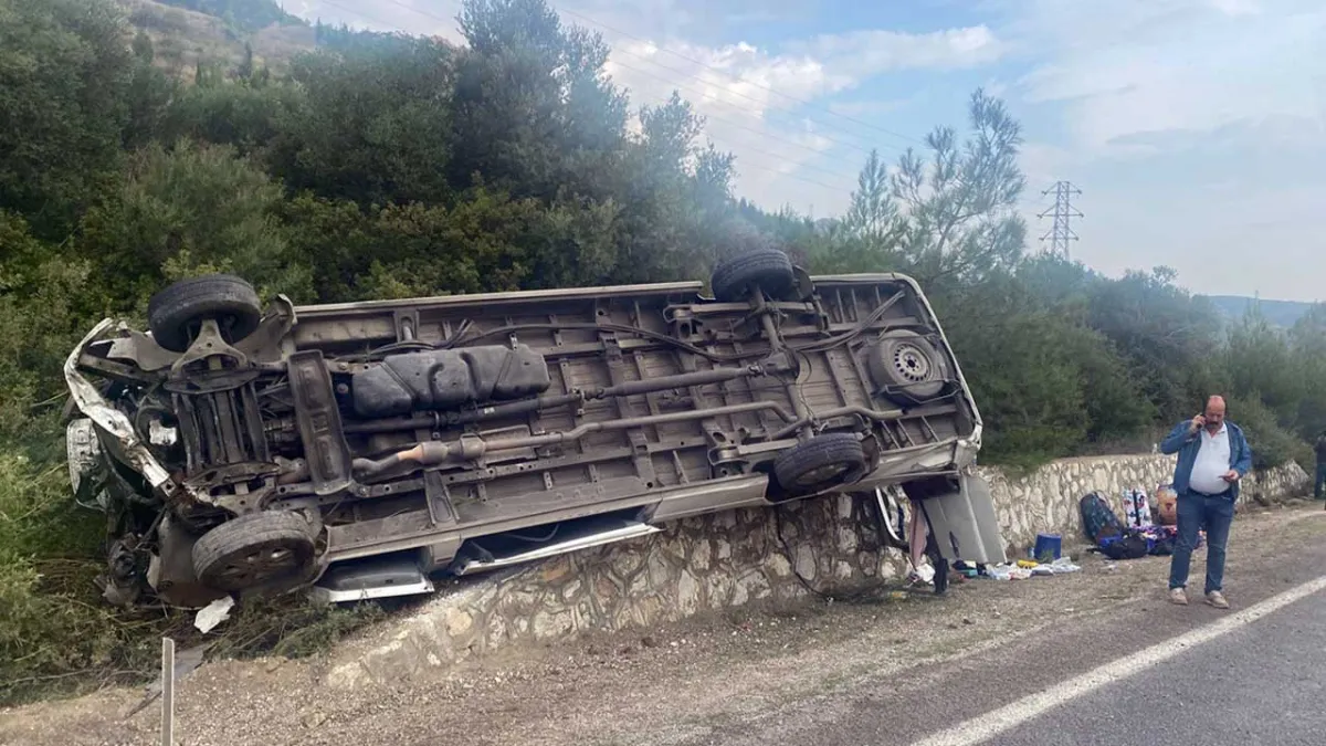 İzmir haber: Menderes'te turistleri taşıyan minibüs devrildi, 4 kişi yaralandı haberinin görseli