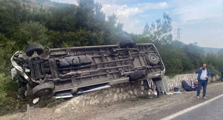 İzmir haber: Menderes'te turistleri taşıyan minibüs devrildi, 4 kişi yaralandı