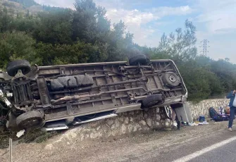 İzmir haber: Menderes'te turistleri taşıyan minibüs devrildi, 4 kişi yaralandı