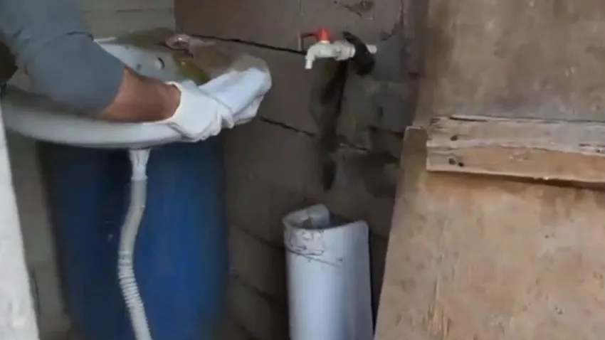 Lavabo musluğuna bağlı düzenek ortaya çıktı: 3.5 ton kaçak motorin ele geçirildi haberinin görseli
